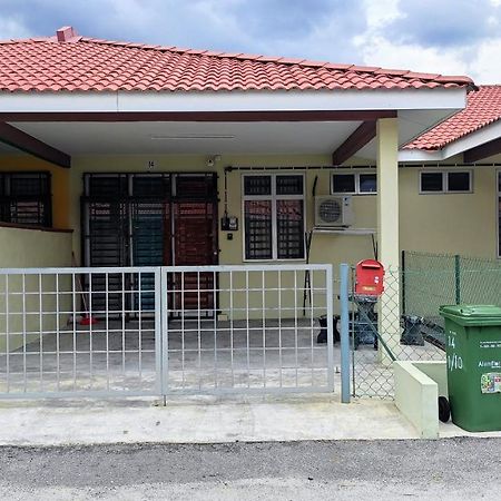 Neesa Homestay Bukit Gambang-Muslim Exterior foto