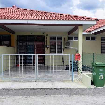 Neesa Homestay Bukit Gambang-Muslim Exterior foto