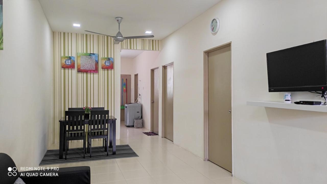 Neesa Homestay Bukit Gambang-Muslim Exterior foto