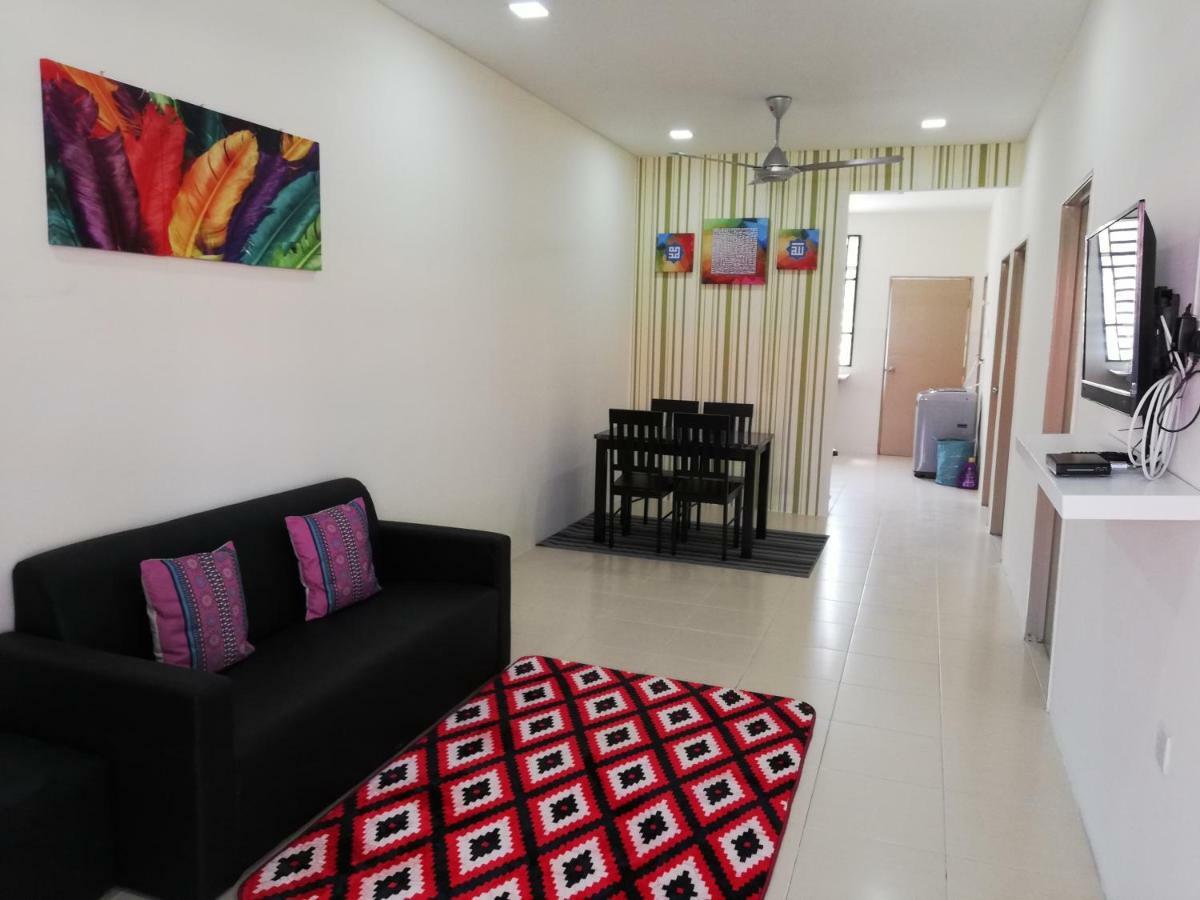 Neesa Homestay Bukit Gambang-Muslim Exterior foto