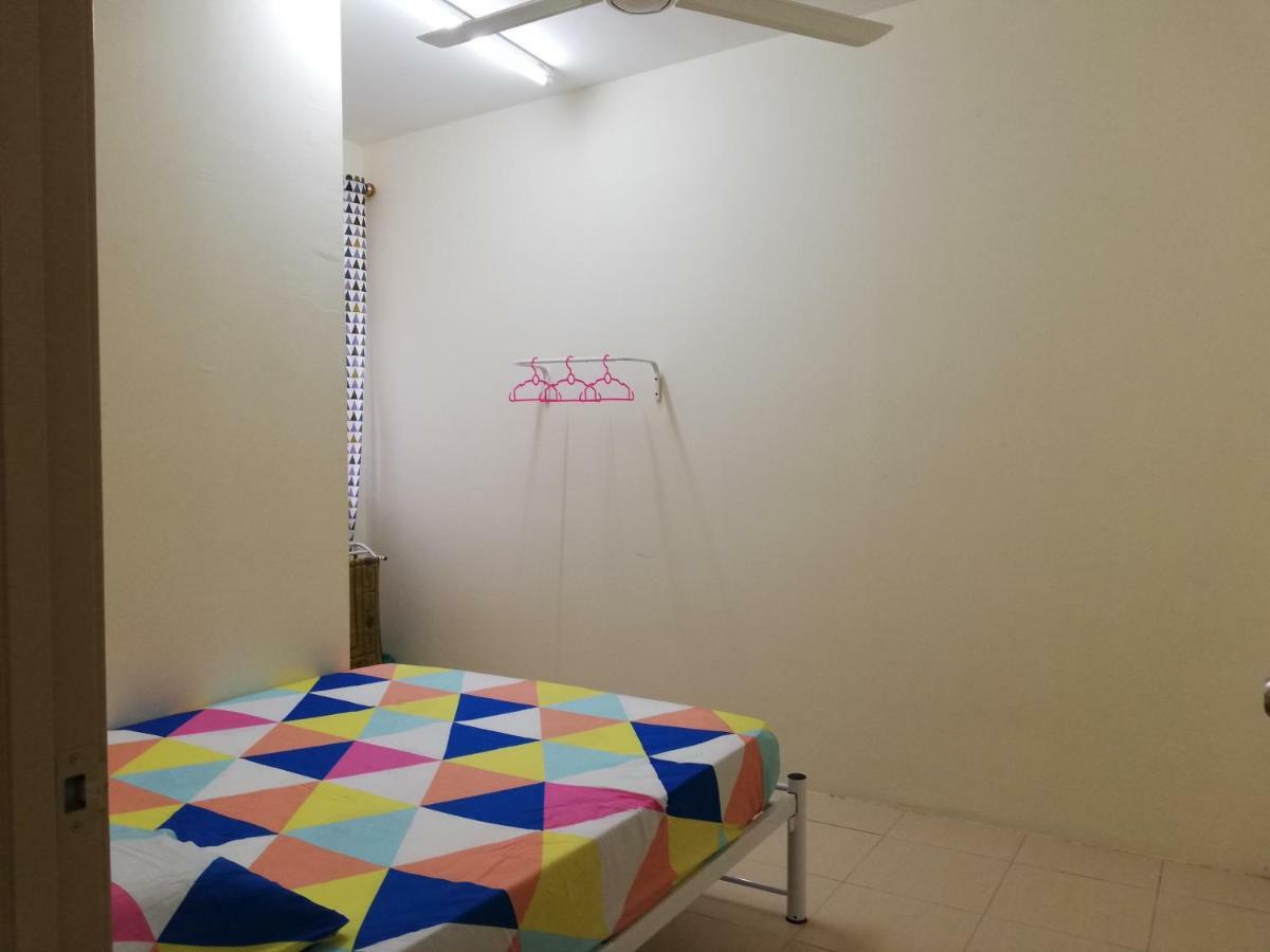 Neesa Homestay Bukit Gambang-Muslim Exterior foto
