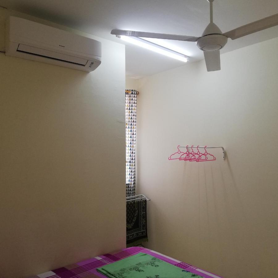 Neesa Homestay Bukit Gambang-Muslim Exterior foto